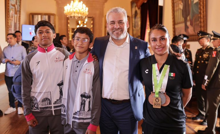 El espíritu de la Revolución Mexicana une a miles de familias en desfile cívico-deportivo: Bedolla