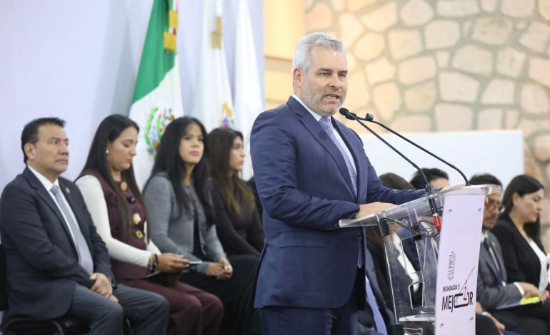 Impulso federal a educación llevará becas a más de 892 mil estudiantes: Bedolla