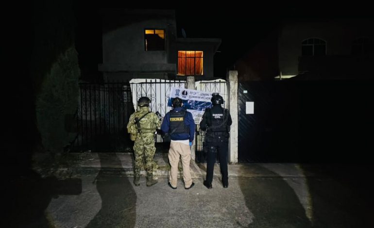 Detención de cinco presuntos delincuentes, a quienes se les aseguraron vehículos, motocicletas y droga