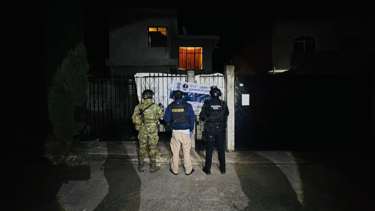 Detención de cinco presuntos delincuentes, a quienes se les aseguraron vehículos, motocicletas y droga