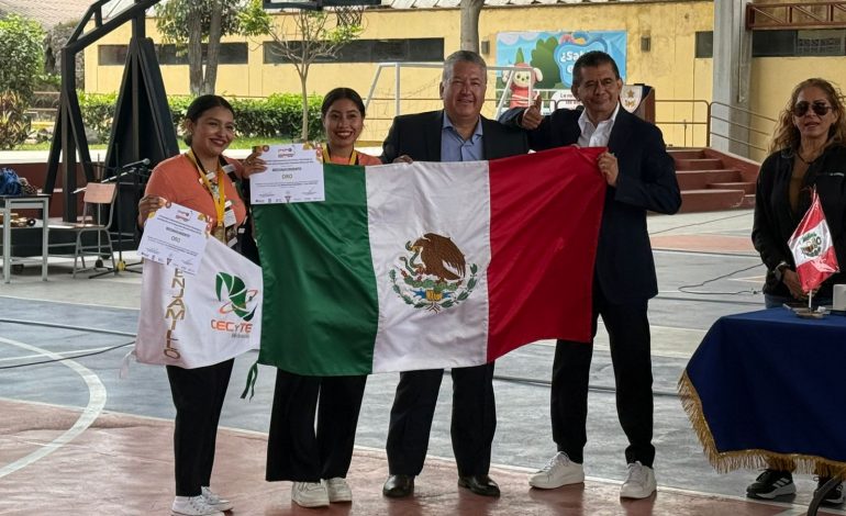 Alumnas del Cecytem Penjamillo ganan medalla de oro en Perú