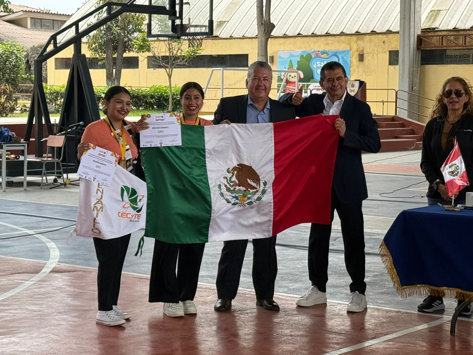 Alumnas del Cecytem Penjamillo ganan medalla de oro en Perú
