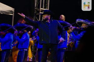 ​Pancho Barraza se presentó con gran éxito en el Foro de Espectáculos de la Feria de Todos los Santos, conquistando corazones con su voz llena de amor y sentimiento.