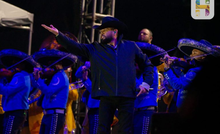 ​Pancho Barraza se presentó con gran éxito en el Foro de Espectáculos de la Feria de Todos los Santos, conquistando corazones con su voz llena de amor y sentimiento.