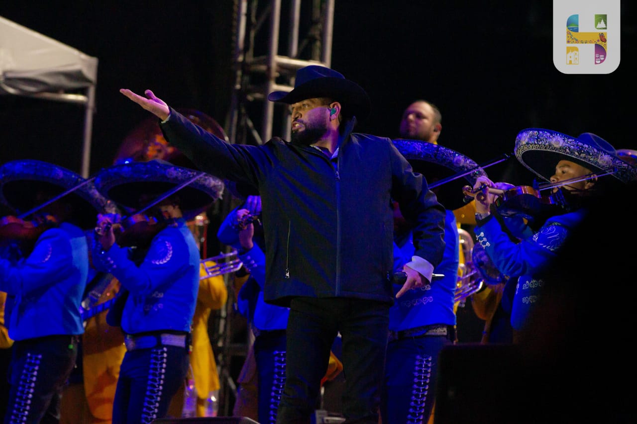 ​Pancho Barraza se presentó con gran éxito en el Foro de Espectáculos de la Feria de Todos los Santos, conquistando corazones con su voz llena de amor y sentimiento.