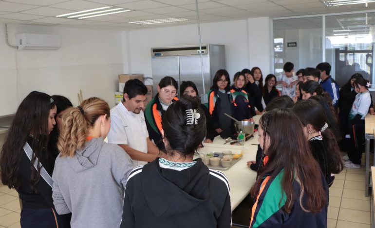 Estudiantes del Cecytem se preparan con talleres de Inteligencia Artificial y Robótica