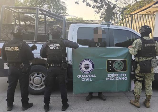 Asegurados dos hombres, un arma de fuego y droga en Apatzingán: SSP