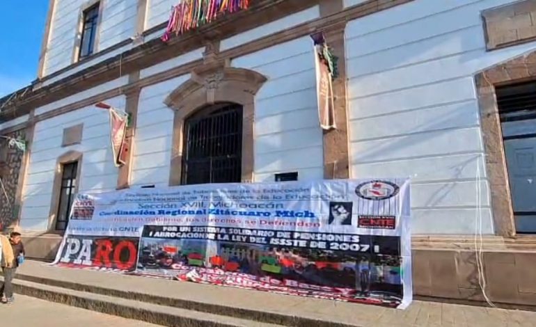 Magisterio de Zitácuaro se moviliza, toma de presidencia, marchas y exigencias en el marco del paro nacional de 48 horas
