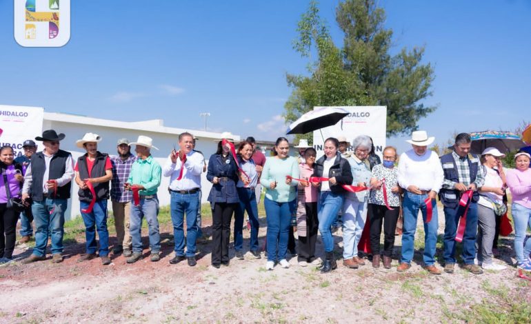En representación personal de la Presidenta Jeovana Alcántar, funcionarios del Ayuntamiento inauguraron el tanque de agua potable en la localidad de las Grutas.