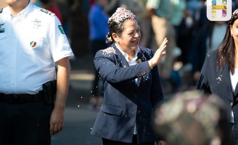 Jeovana Alcántar, encabezó el acto y desfile conmemorativo al CXV Aniversario de la Revolución Mexicana de 1910.