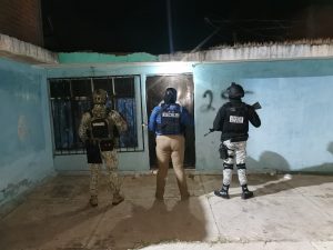 Durante cateo realizado en la colonia San Isidro ItzÍcuaro, Fiscalía Especializada asegura más de 500 dosis de narcótico y detiene a tres personas