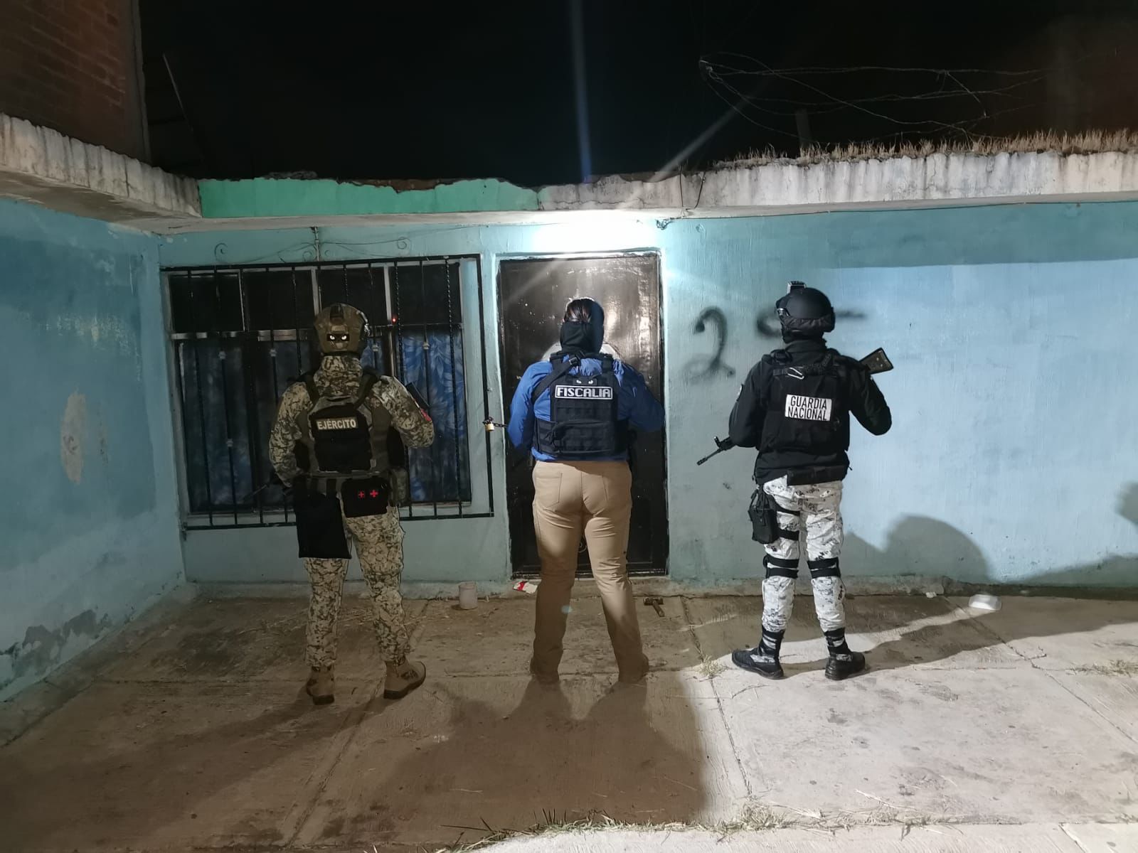 Durante cateo realizado en la colonia San Isidro ItzÍcuaro, Fiscalía Especializada asegura más de 500 dosis de narcótico y detiene a tres personas