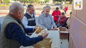 El Ayuntamiento de Hidalgo que preside Jeovana Alcántar, entregó 450 pollitos doble propósito a familias del municipio.