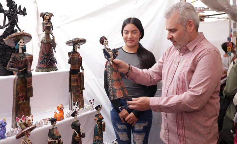 Tras un acuerdo con Liverpool, tienda departamental vende catrinas de Capula: Bedolla