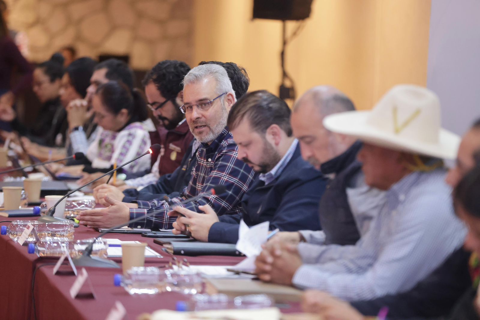 Bedolla y Segob se reúnen con comunidades de autogobierno para construcción del Plan Michoacán.
