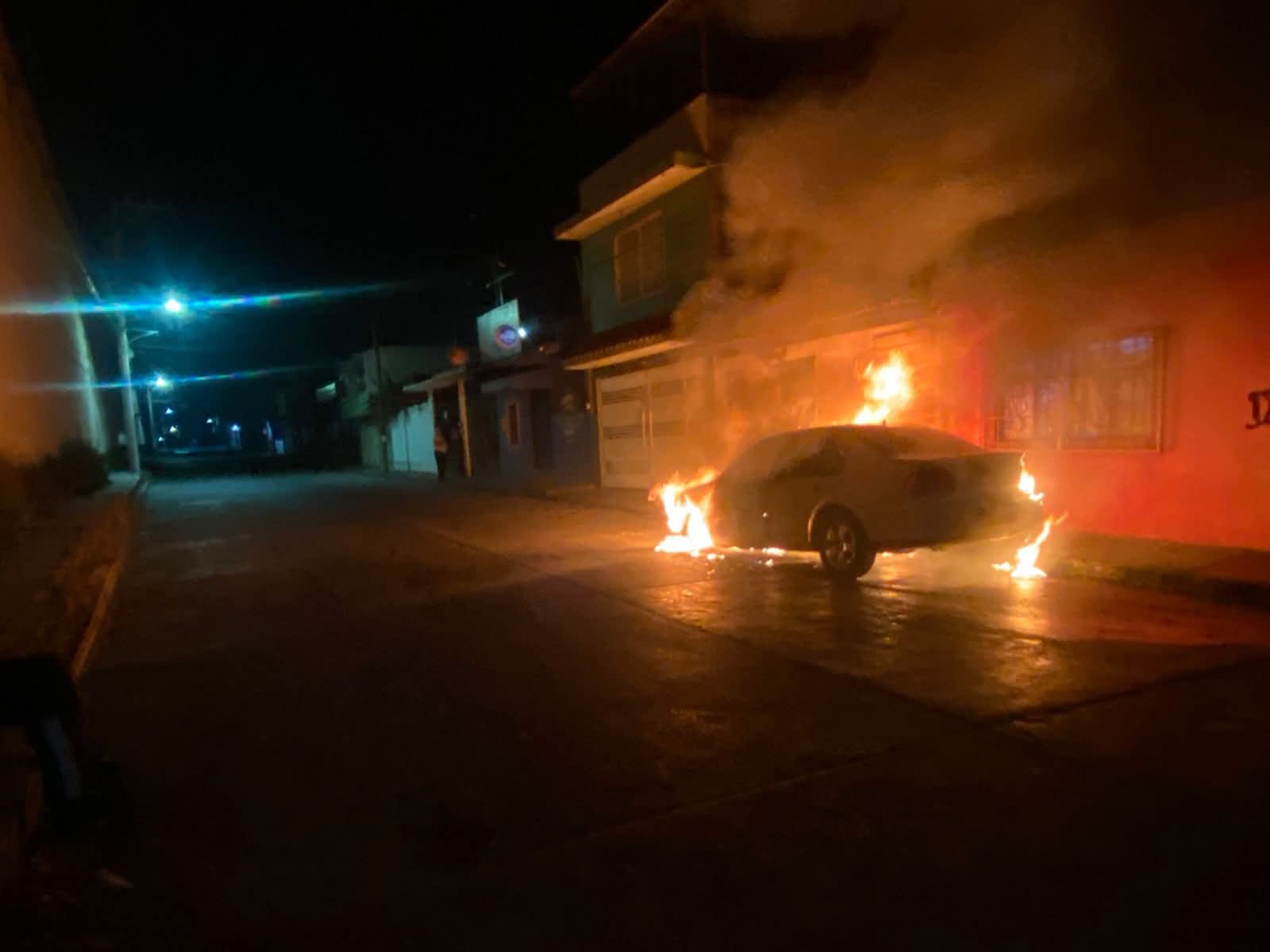 ¡SE INCENDIA AUTO EN PLENA MADRUGADA!