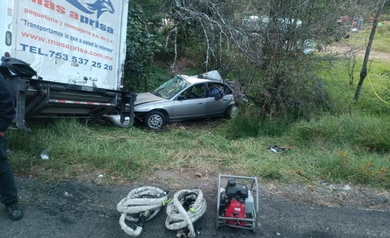 Tragedia en la Federal 15: Choque Frontal Cobra la Vida de Dos Jóvenes en Ciudad Hidalgo.