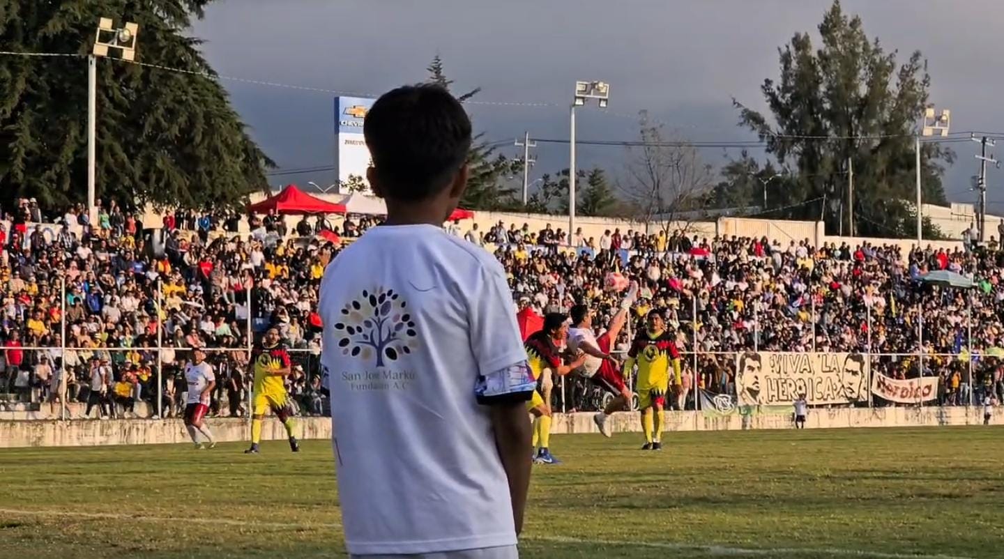 Zitácuaro vibra con un lleno histórico en el López Rayón, se lleva el triunfo las Leyendas del América