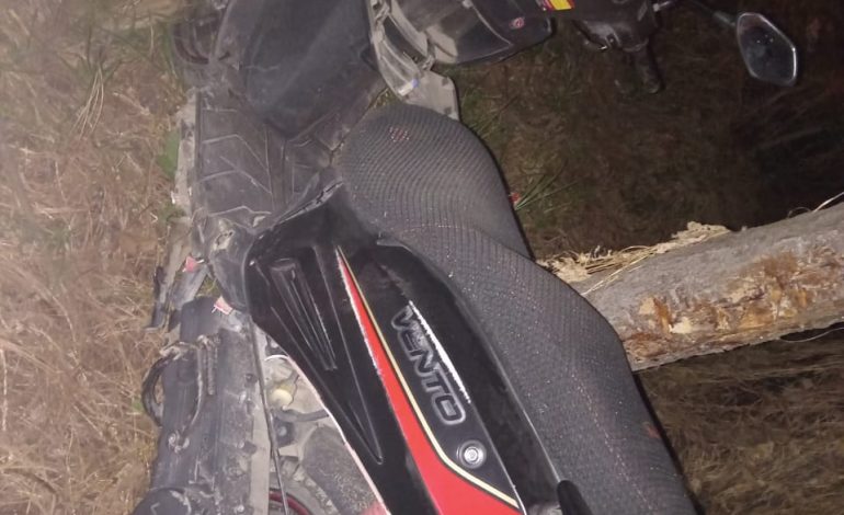 Motociclista sufre graves lesiones en Zitácuaro; lo trasladan de urgencia al hospital.