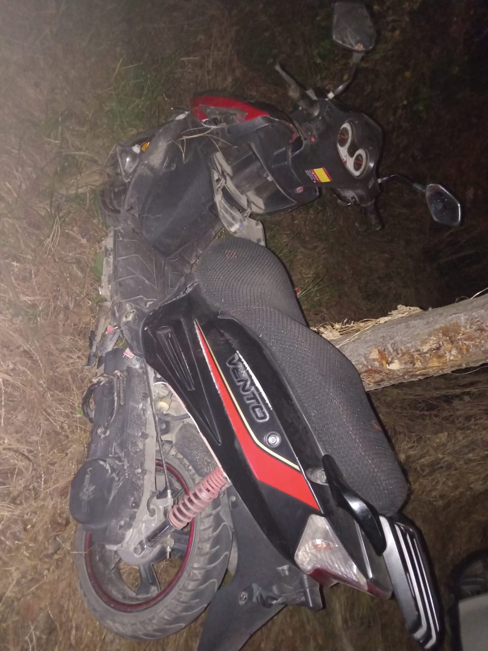 Motociclista sufre graves lesiones en Zitácuaro; lo trasladan de urgencia al hospital.