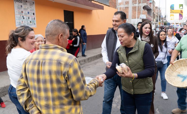Jeovana Alcántar, encabezó la Caravana de la Feria del Pan que organiza el Ayuntamiento y productores panaderos de la Ciudad.