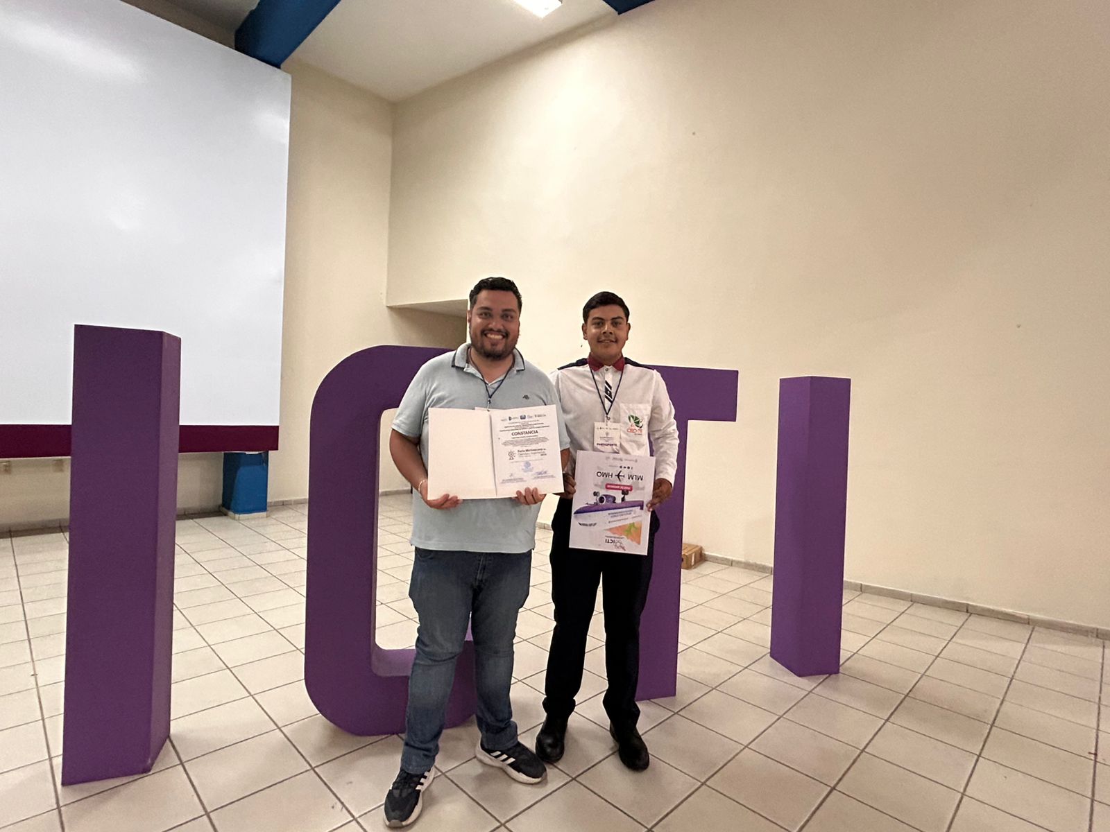 Alumno del Cecytem gana oro en la Feria Michoacana de Ciencias.