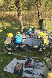 Dos personas resultaron lesionadas y quedaron prensadas tras impacto de camioneta contra una vaca en la autopista Siglo XXI.