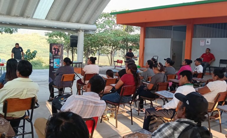 Cecytem Colola impulsa la educación integral con taller para madres y padres de familia