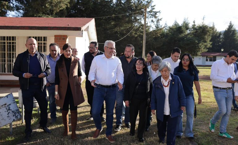 Bedolla y rectora de la Universidad Nacional Rosario Castellanos visitan espacios para los campus en Zitácuaro y Zacapu