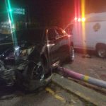 Vehículo se impacta contra poste en Zitácuaro; no hubo lesionados.