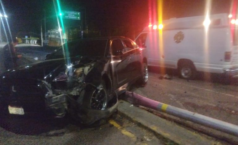 Vehículo se impacta contra poste en Zitácuaro; no hubo lesionados.