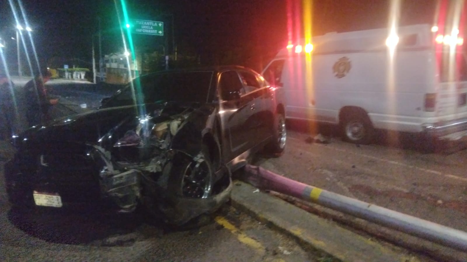 Vehículo se impacta contra poste en Zitácuaro; no hubo lesionados.