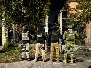 Fiscalía General ejecuta dos cateos en Morelia y detiene a tres personas presuntamente relacionadas con delitos contra la salud