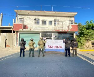 Asegura FGE narcóticos, equipo de videovigilancia y motocicleta durante cateo en Lázaro Cárdenas