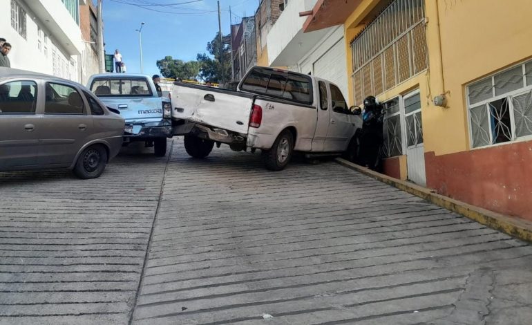 Accidente automovilístico deja daños materiales en Zitácuaro.