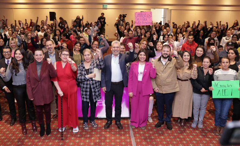 Bedolla impulsa autonomía económica de michoacanas; da más de 300 kits de autoempleo