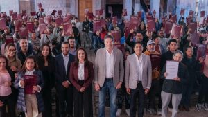 Gladyz Butanda entrega escrituras a 300 familias morelianas