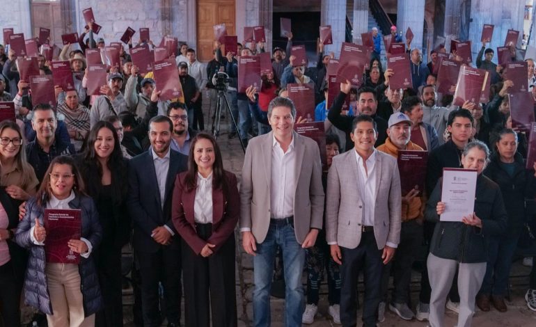 Gladyz Butanda entrega escrituras a 300 familias morelianas