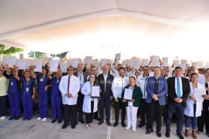 Certeza laboral para reforzar servicios de salud; Bedolla y Zoé Robledo entregan bases a 270 trabajadores del IMSS