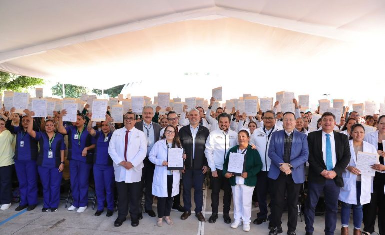 Certeza laboral para reforzar servicios de salud; Bedolla y Zoé Robledo entregan bases a 270 trabajadores del IMSS