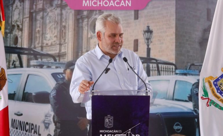 Entrega Bedolla 122 patrullas para reforzar seguridad en municipios