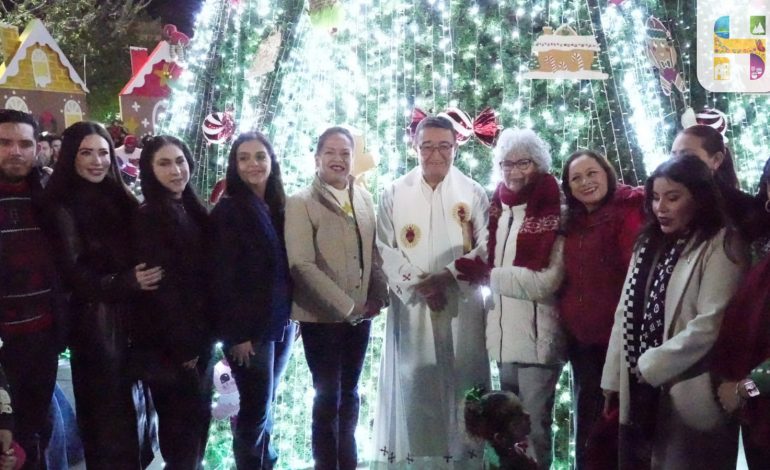 ​Jeovana Alcántar, encendió el Monumental Árbol Navideño con el cual inicia la magia de la navidad en Ciudad Hidalgo.