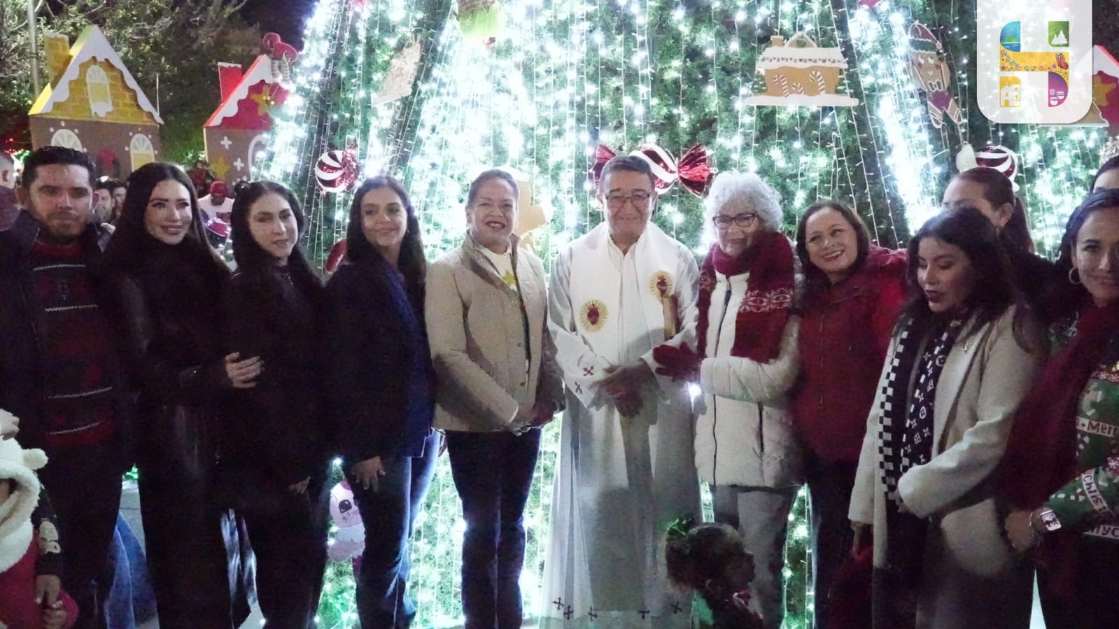 ​Jeovana Alcántar, encendió el Monumental Árbol Navideño con el cual inicia la magia de la navidad en Ciudad Hidalgo.