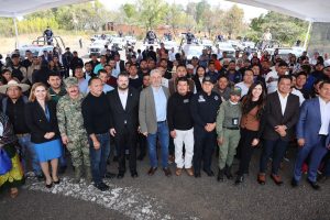 Con patrullas y equipo táctico, refuerza Bedolla seguridad para 25 autogobiernos<br>