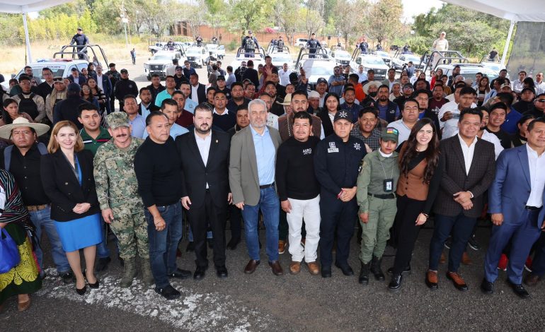 Con patrullas y equipo táctico, refuerza Bedolla seguridad para 25 autogobiernos