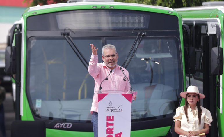 Bedolla moderniza el transporte en Uruapan; entrega primeras 80 unidades nuevas