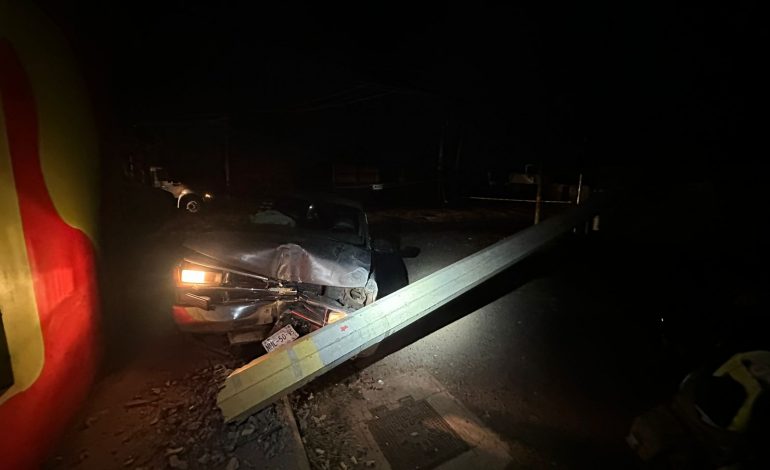 Camioneta choca y derriba poste de la CFE en avenida Santa Rosa; deja sin luz a varias colonias.