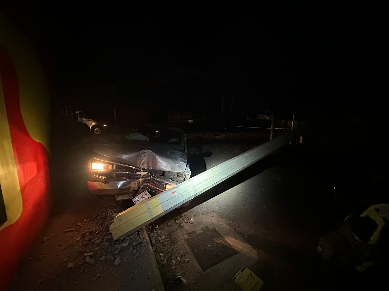 Camioneta choca y derriba poste de la CFE en avenida Santa Rosa; deja sin luz a varias colonias.