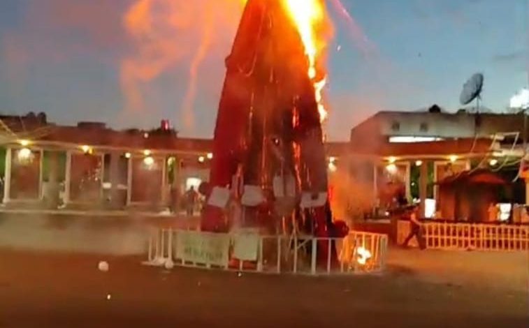Queman árbol navideño durante protesta por el asesinato de joven en #Zitácuaro.