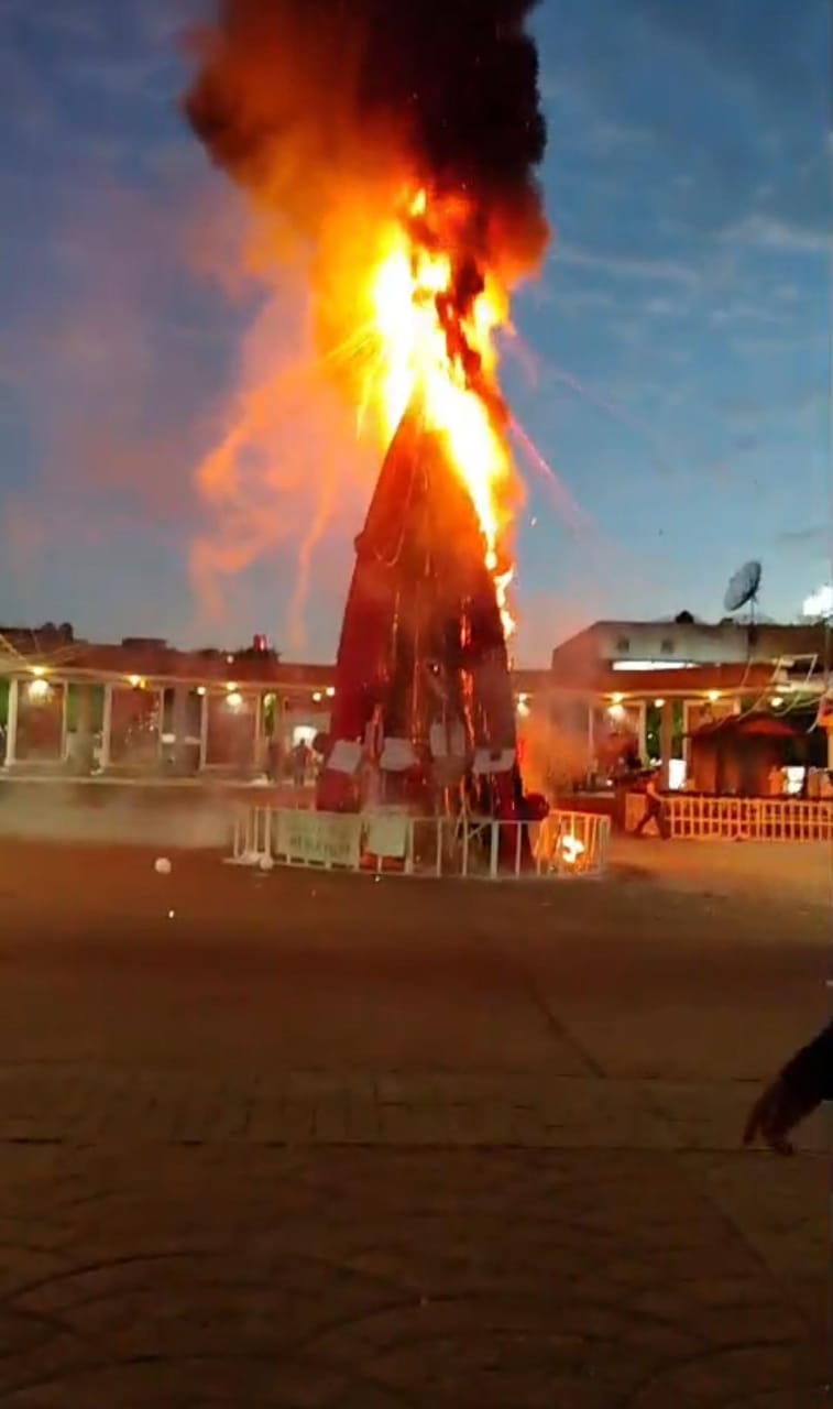Queman árbol navideño durante protesta por el asesinato de joven en #Zitácuaro.